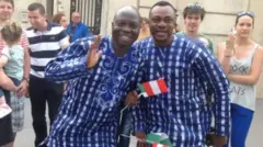 Odunlade Adekola laarin awọn oyinbo pẹlu asọ adirẹ