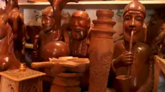 लकड़ी पर नक्काशी