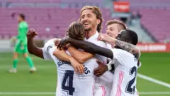 احتفال لوكا مودريتش مع زملائه بهدفه في مرمى برشلونة، 24 أكتوبر/تشرين أول 2020