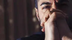 ыйлап жаткан эркек