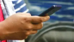 ሞባይል የያዘ ሰው
