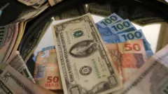 Notas de dólares e reais