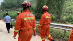 Equipos de rescate cerca del lugar del accidente