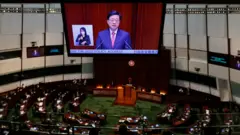 香港政府承認人口嚴重流失 李家超首份施政報告多舉措攬才未提23條立法時間表