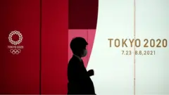 路過東京夏季奧運燈牌的日本民眾