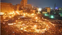 متظاهرون معتصمون في ميدان التحرير في القاهرة في فبراير/شباط 2011