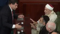 وزير السياحة في حكومة تصريف الأعمال رونيه الطرابلسي (وقوفا) في جلسة آداء الرئيس التونسي قيس سعيّد اليمين أمام البرلمان