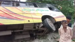 ডাকাতির পর এভাবে বাসটি ফেলে গিয়েছিলো ডাকাত দলের সদস্যরা।