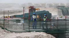 කටාරයේ රැකියා කරන විදේශීය ශ්‍රමිකයන්