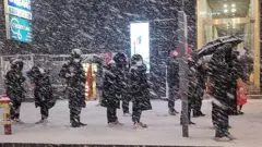 퇴근길 눈이 펑펑 '집에 언제 가나'. 6일 저녁 서울 강남역 인근에서 시민들이 눈발을 맞으며 버스를 기다리고 있다. 기상청 관계자는 "서울을 포함한 수도권은 퇴근시각이 눈이 내리는 때와 겹치면서 빙판길로 인한 차량지체 심할수 있으니 유의할 것"을 당부했다