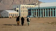 طالبات في باحة جامعة قندهار