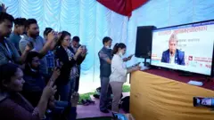 मतपरिणाम सुनाउँदै काठमाण्डूका सहायक निर्वाचन अधिकृत।