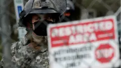 Una integrante de la Guardia Nacional vigila el Capitolio.