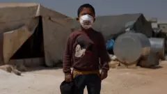 كمامات ملونة لرفع وعي الأطفال في المخيمات