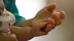 Evlat edinilmiş bir bebek