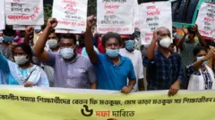 শিক্ষার্থী স্কুল ও কলেজের টিউশন ফি মওকুফ ও কমানোর দাবিতে বিক্ষোভ করেছেন
