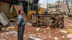 भारतको राजधानी नयाँ दिल्लीमा यो दशककै सबैभन्दा घातक हिंसा फैलिएको छ। के भइरहेछ? हेर्नुहोस् एउटा भिडिओ।