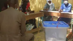 Des personnes votent lors des élections présidentielles dans un bureau de vote à N'Djamena, au Tchad, le 11 avril 2021.