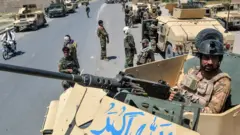 Afganistan'da Taliban'ın, Helmend eyaletinin kritik önemdeki Leşkergah şehrine doğru ilerlemesiyle sokak çatışmaları şiddetlendi.
