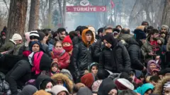 گروهی از پناهجویان با ملیت‌های ایرانی، افغان و پاکستانی در مرز ترکیه، در تلاش برای رسیدن به خاک یونان و حرکت به سمت غرب اروپا
