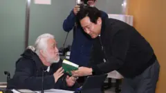 박경석 전국장애인차별철폐연대 상임공동대표가 2일 서울 중구 서울시청에서 열린 간담회에서 오세훈 서울시장에게 자료를 전달하고 있다