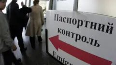 Паспортний контроль в аеропорту