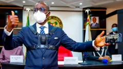Govnor Sanwo-Olu wear di new security body camera