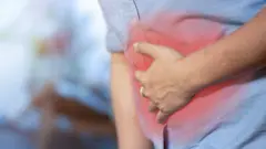 Pessoa com dor na barriga
