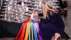 A princesa Mette-Marit acendeu uma vela na cerimônia