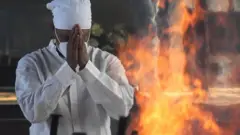भारत में कोरोना से हुई मौतों की आधिकारिक संख्या पर सवाल उठ रहे हैं.