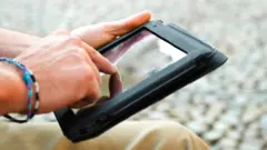 Mann benutzt Tablet