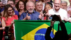 Lula celebra el triunfo.