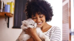 รูปสาวผิวดำอุ้มแมวขาว