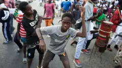 Nwata na-agba egwu