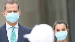 Los reyes de España con mascarilla