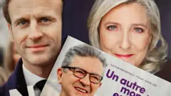 Iyi foto yafashwe ku itariki ya 6 y'ukwezi kwa kane mu 2022, mu mujyi wa Marseille, mu majyepfo y'Ubufaransa, igaragaza impapuro zo kwiyamamaza zizinze za Emmanuel Macron (ibumoso), Jean-Luc Mélenchon (hagati) na Marine Le Pen
