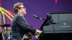 Elton yabwiye abakunzi ko bari bamusanganye umusonga
