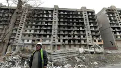 Маріуполь. Березень 2023 року. Напівзруйновані багатоповерхові будинки
