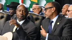 Perezida Yoweri Museveni na mugenzi we Paul Kagame baracatanako impfane