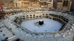 An gudanar da aikin tsaftace Ka'aba da feshin magani domin kariya daga bazuwar cutar corona