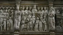 Барельеф в базилике Сант-Эусторджо в Милане