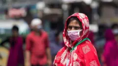 মাস্ক পরে বাংলাদেশের নারী