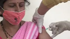 हालांकि, अब भी कई लोग टीका लगवाने में झिझक रहे हैं.