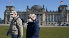 Người dân đeo khẩu trang ở Berlin