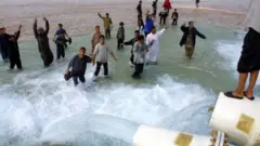 ليبيون يحتفلون بتدفق مياه النهر الصناعي العظيم في عام 2002 (صورة أرشيفية)