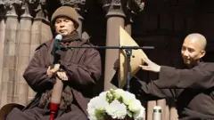 Thiền sư Thích Nhất Hạnh (trái) tại Pháp năm 2013