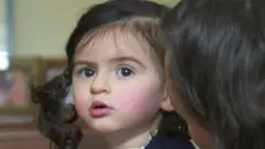 الطفلة أنيا وأمها
