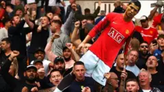 Manchester United taraftarı, son Premier Lig maçında Ronaldo transferini kutluyor