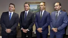 Bolsonaro com os filhos Flavio, Eduardo e Carlos, na diplomação do presidente, em 2018