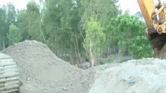 বালু দিয়ে চলছে বাঁধ নির্মাণের কাজ
